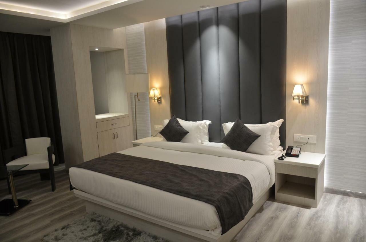Hotel Radiance บาแรลลี ภายนอก รูปภาพ
