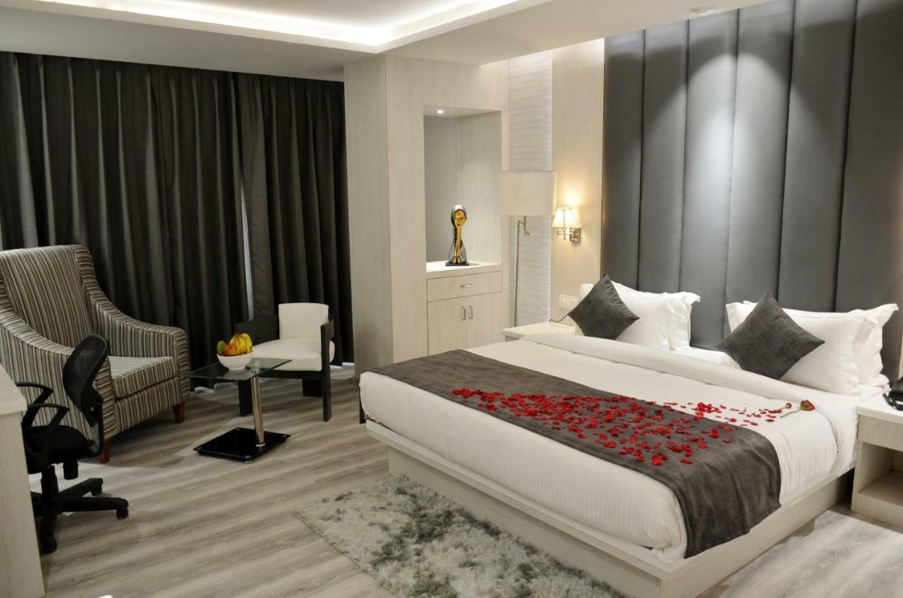 Hotel Radiance บาแรลลี ภายนอก รูปภาพ