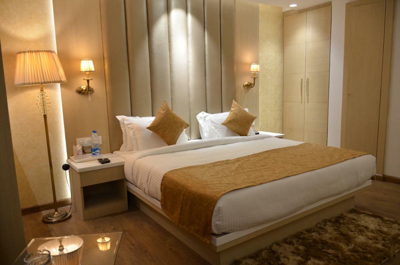 Hotel Radiance บาแรลลี ภายนอก รูปภาพ