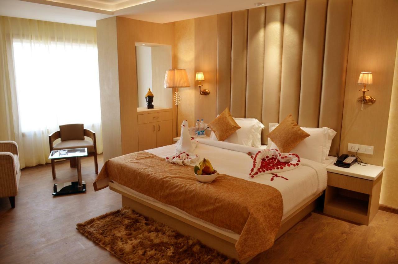 Hotel Radiance บาแรลลี ภายนอก รูปภาพ