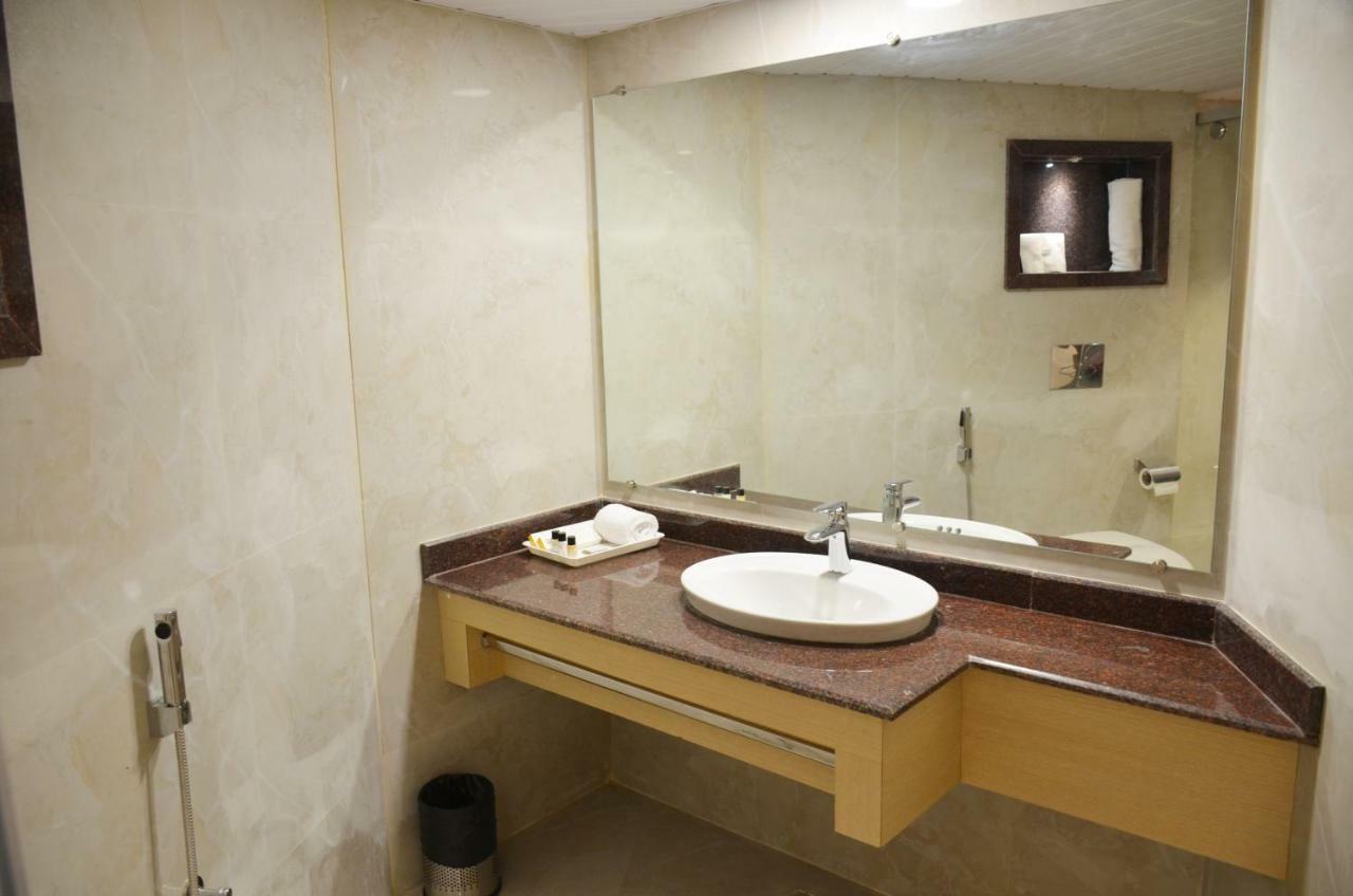 Hotel Radiance บาแรลลี ภายนอก รูปภาพ
